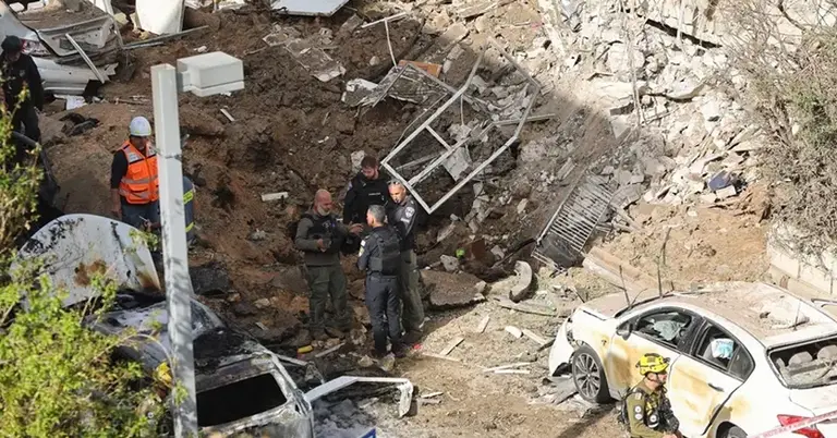 তেল আবিবে ইরানি ক্ষেপণাস্ত্র হামলার স্থানে ইসরাইলি জরুরি সেবা কর্মীরা জড়ো হয়েছেন